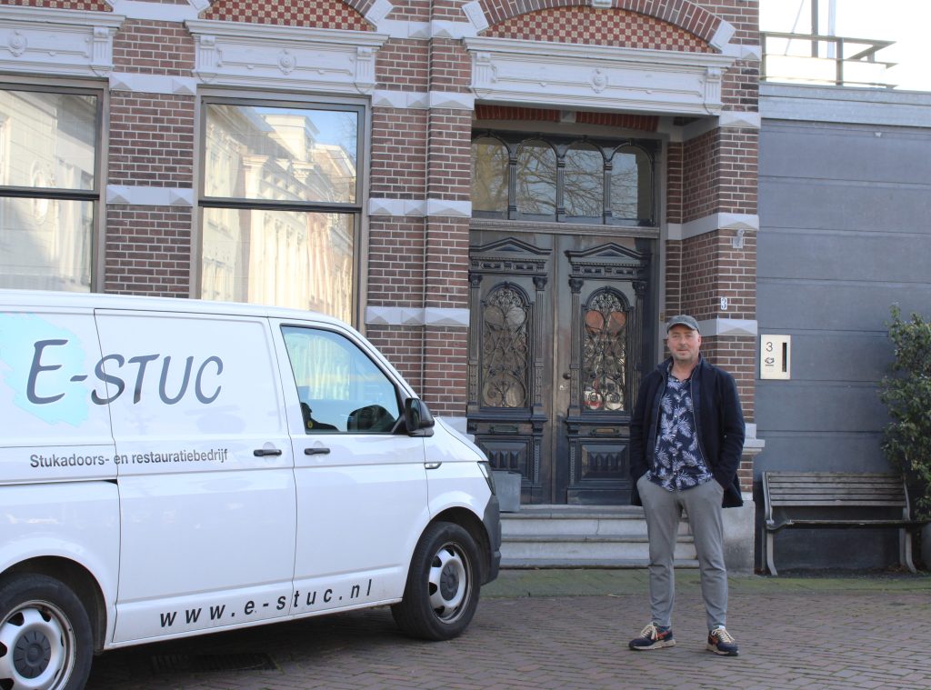 De stukadoor René Egas van E-stuc stukadoorsbedrijf bij de bedrijfsbus.